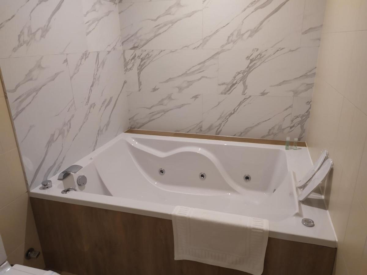 Motel Los Abedules Oviedo Dış mekan fotoğraf