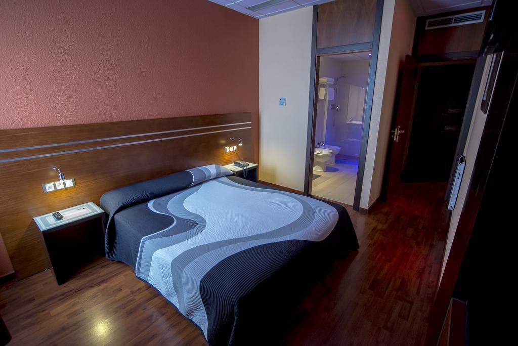 Motel Los Abedules Oviedo Oda fotoğraf