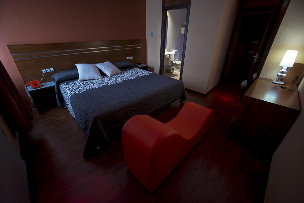 Motel Los Abedules Oviedo Oda fotoğraf